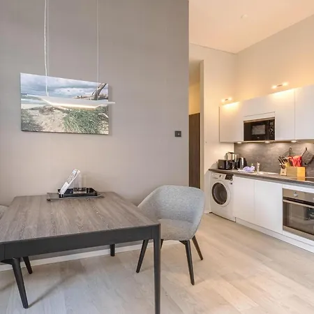 Schwalbennest Mit Balkon In Der Alten Seefahrtschule